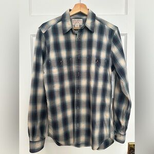 Filson XS Men’s plaid shirt
Blue and cream